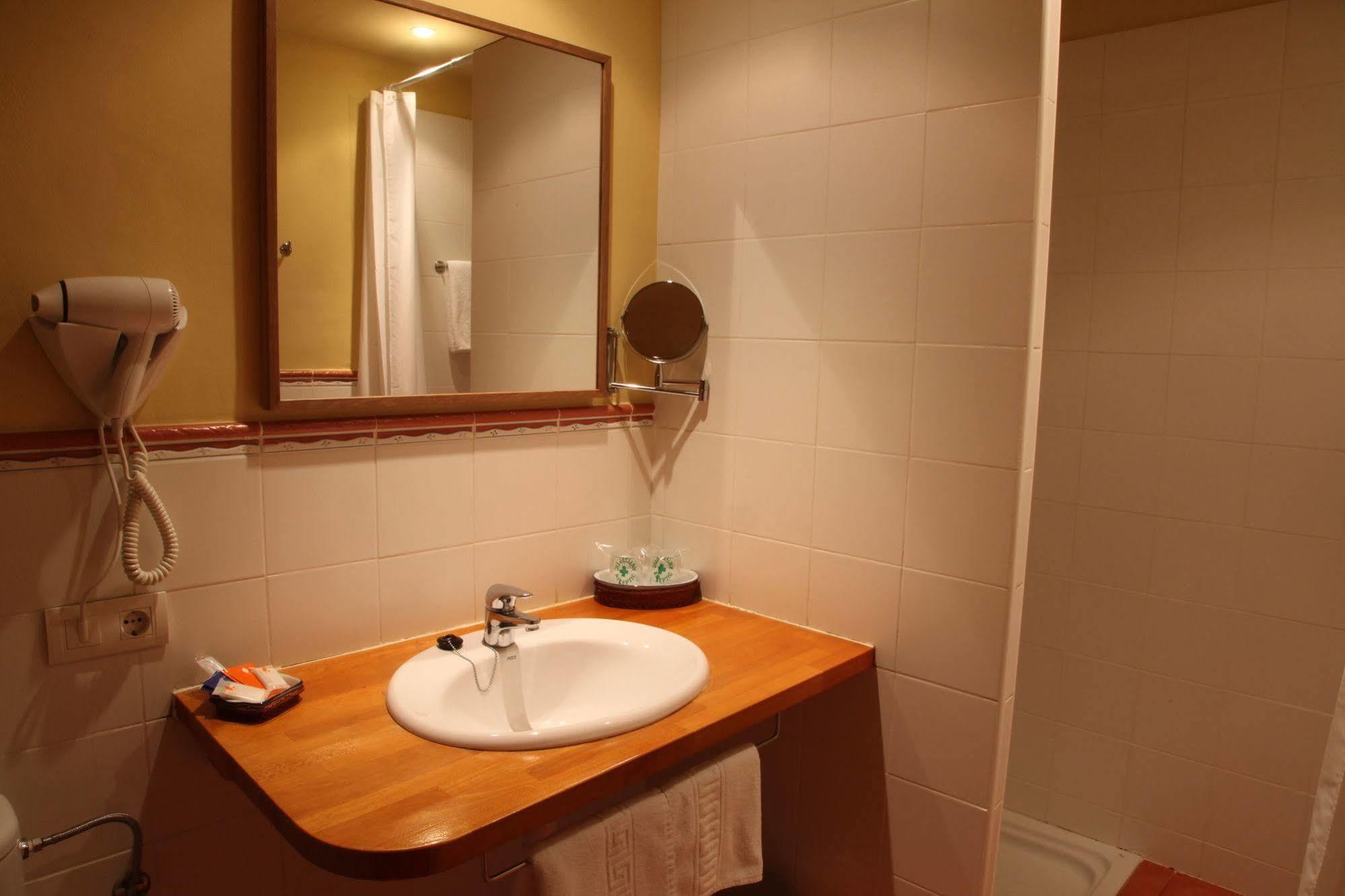 סנט הילארי סקלם Hotel Ripoll מראה חיצוני תמונה